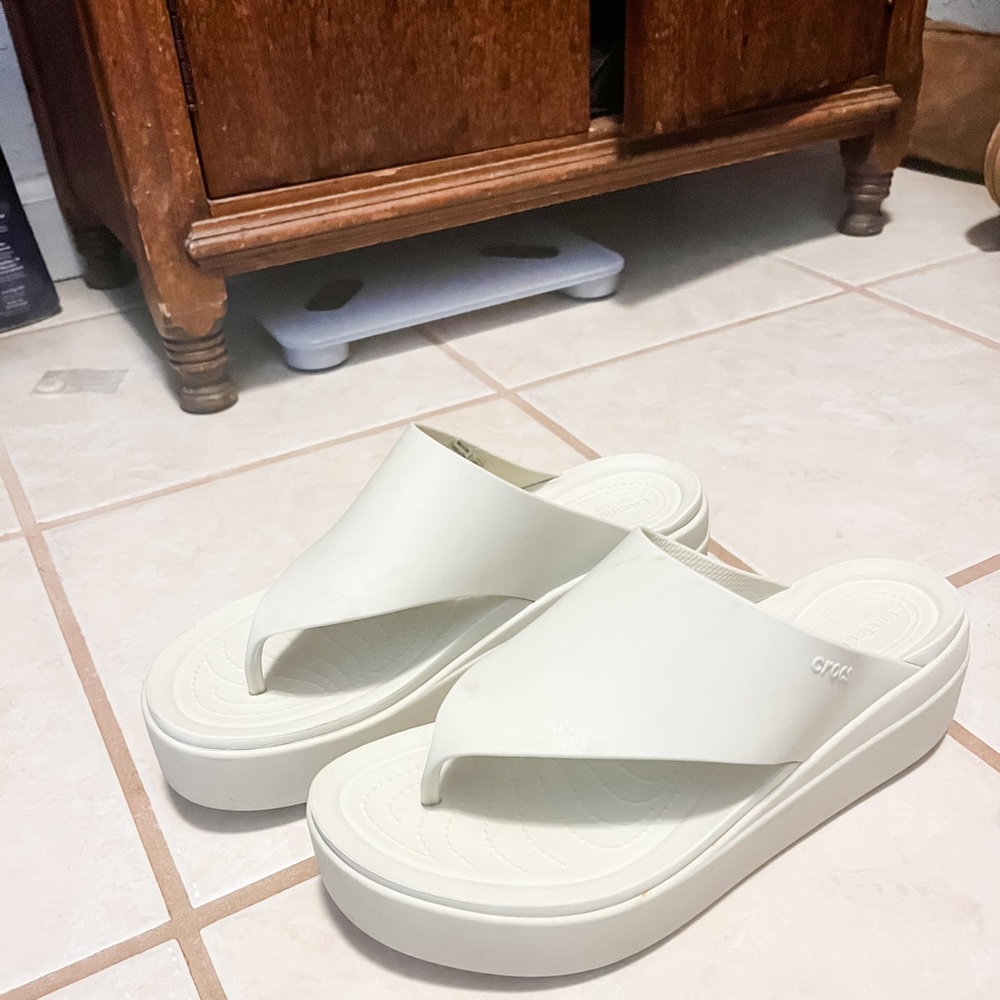 Croc Brooklyn Flip in Bone